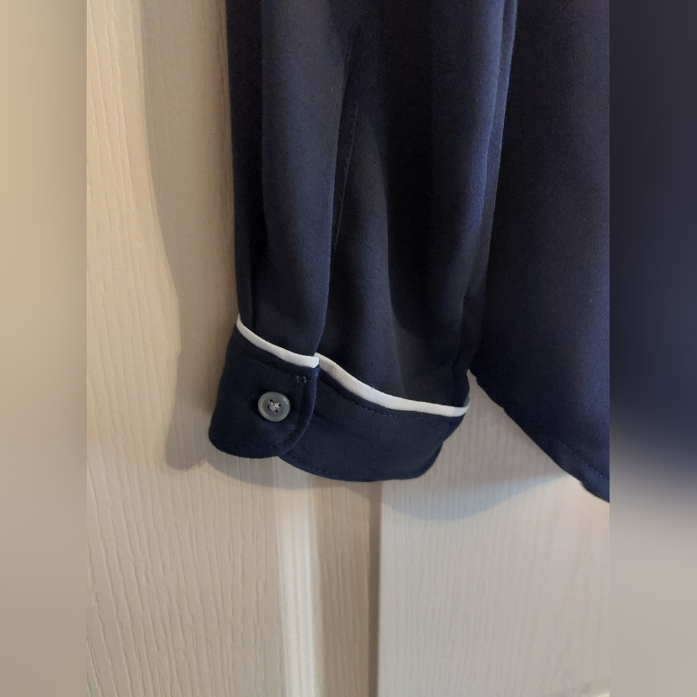 3 / $25 BANANA REPUBLIC Navy Blue Collared Button-Down Longsleeve Blouse. Small. - Picture 7 of 9